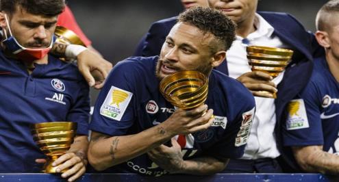 تقرير.. وسط محاولات إعادته.. نيمار يعادل ألقابه مع برشلونة